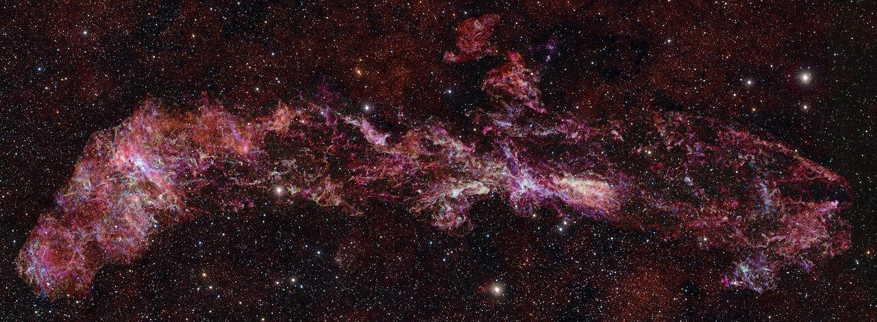 银河系中心的宽幅分子气体图叠加在密集的近红外恒星背景上