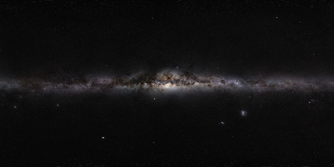 银河横贯画面的 360 度全天星空全景