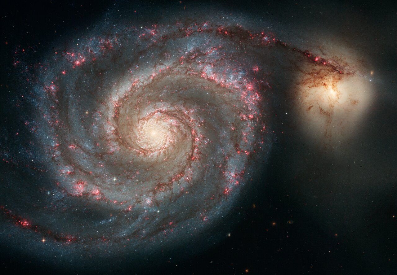 正面旋涡星系 M51 与右上方黄色伴星系