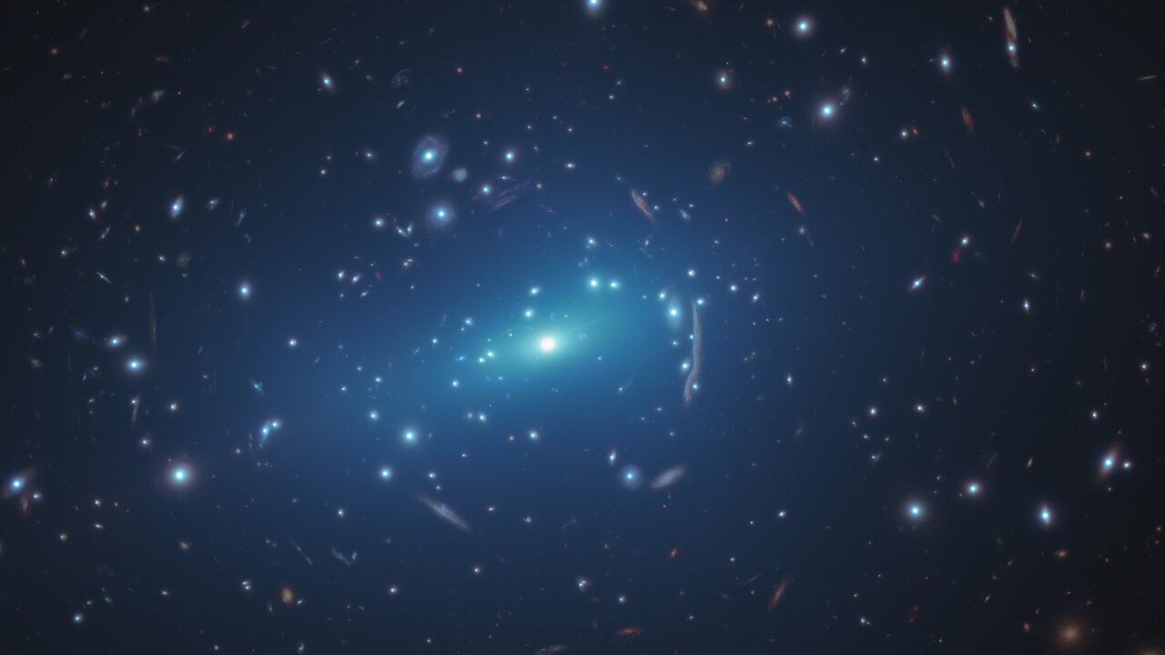 红色巨型星云与蓝色环状星云组成的宇宙珊瑚礁