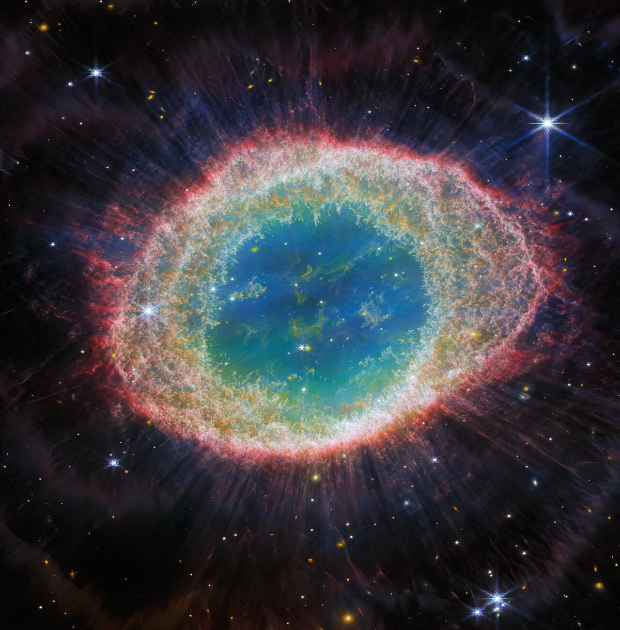 粉橙色外环包围蓝绿色中心的环状星云